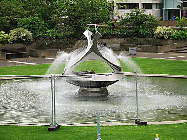 ModernFountain-050305-1123a