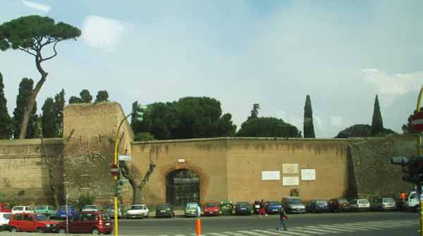 AurelianWall-RomeRoad-042605-910a