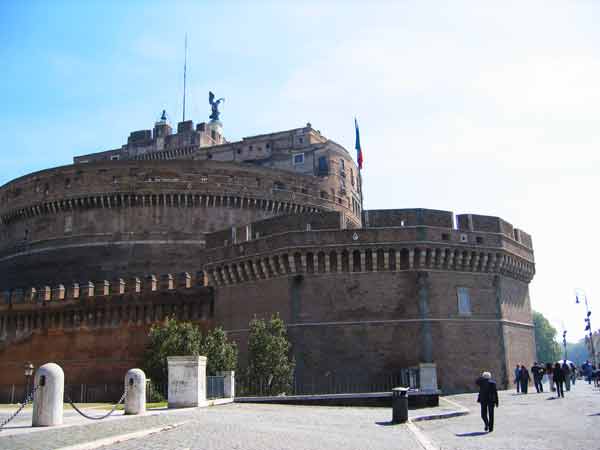 Hadrian'sMausoleum-OnTiber-050205-1036a