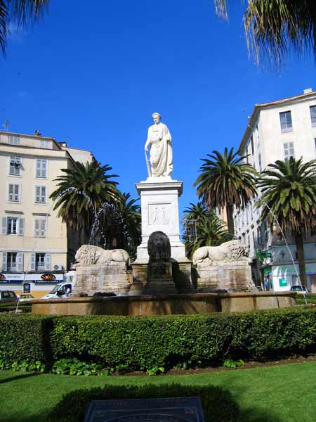 monument-Napolean-dressed-roman-emperor-050505