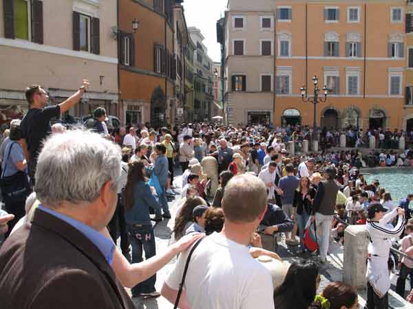 TriviFountain-crowd-042605-317p